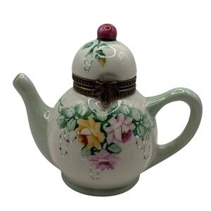 Studio USA Trinket Box Tea Kettle.
Floral pattern with a bronze leaf‎ clasp.